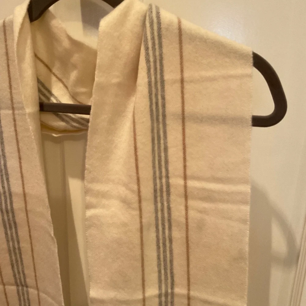 Ann Taylor Cashmere cream plaid scarf, unused - Picture 3 of 5